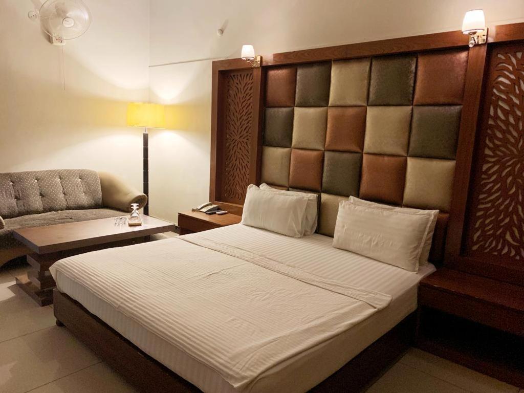 Hotel Multan Eksteriør billede
